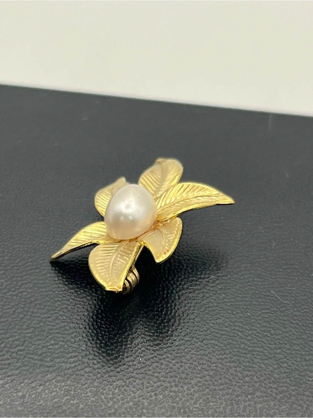 Gold tone faux pearl vintage flower leaves brooch pin